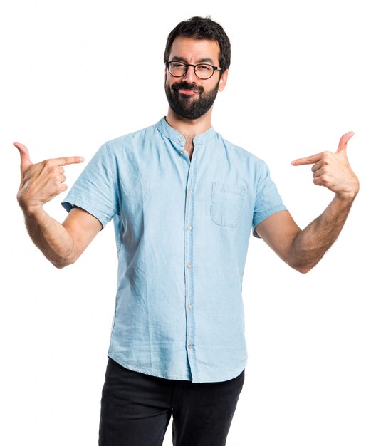 Hombre guapo con gafas azules orgulloso de sí mismo