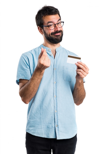 Hombre guapo con gafas azules con una tarjeta de crédito