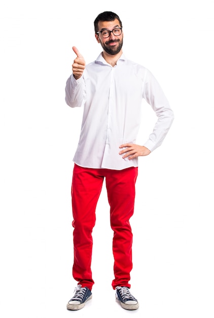 Foto gratuita hombre guapo con gafas con el pulgar hacia arriba