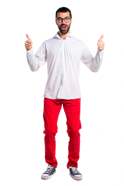 Foto gratuita hombre guapo con gafas con el pulgar hacia arriba