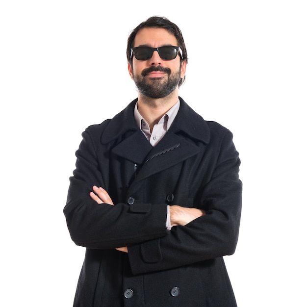 Foto gratuita hombre guapo con gafas de sol sobre fondo blanco