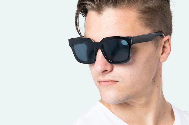 Hombre guapo con gafas de sol wayfarer negro cerrar