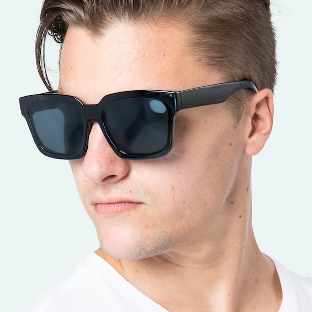 Hombre guapo con gafas de sol wayfarer negro cerrar