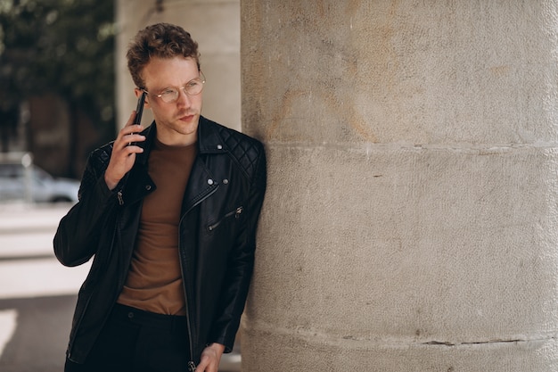 Hombre guapo en gafas con teléfono