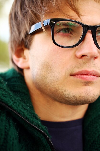 hombre guapo con gafas