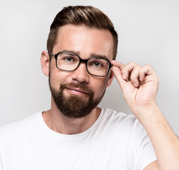 Hombre guapo con gafas