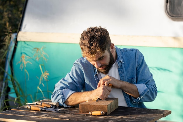 Hombre guapo grabado en madera al aire libre