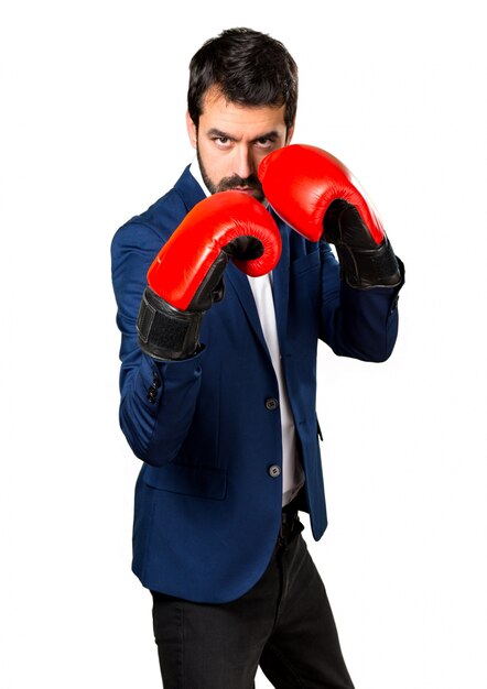 Hombre guapo con guantes de boxeo