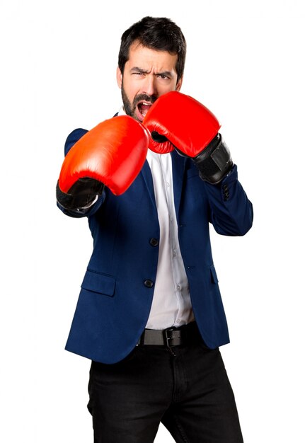 Hombre guapo con guantes de boxeo