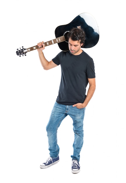 Hombre guapo con la guitarra sobre fondo blanco