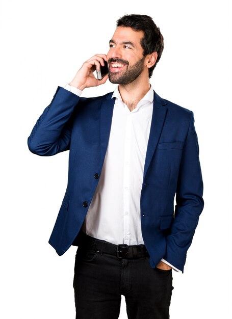 Hombre guapo hablando con el móvil