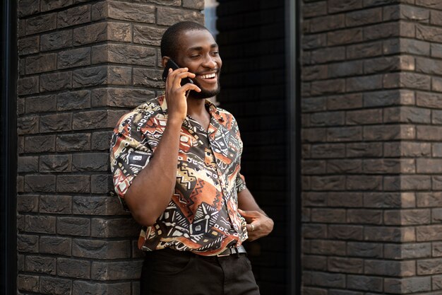 Hombre guapo hablando por teléfono al aire libre