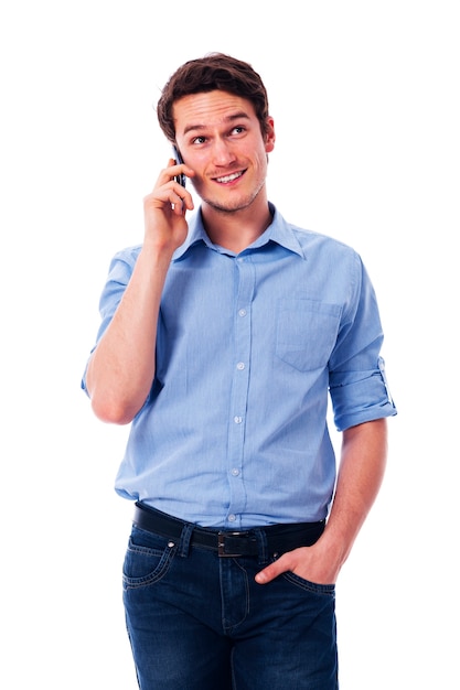 Hombre guapo hablando por teléfono móvil