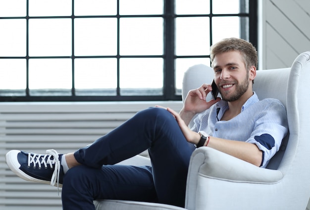 Foto gratuita hombre guapo hablando por teléfono