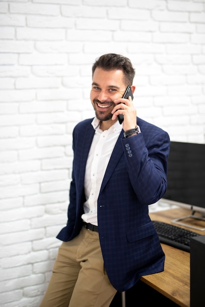 Hombre guapo hablando por teléfono