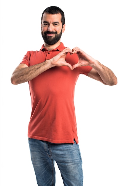 Foto gratuita hombre guapo haciendo un corazón con sus manos