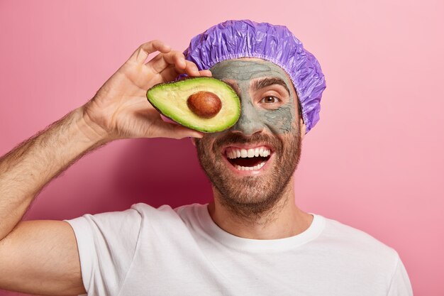 Hombre guapo haciendo su rutina de belleza