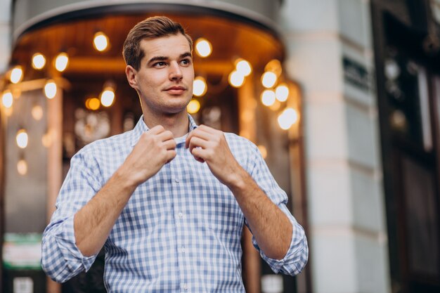 Hombre guapo joven caminando en la ciudad