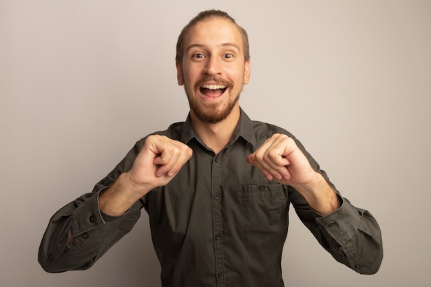 Hombre guapo joven en camisa gris feliz y positivo apuntando a sí mismo