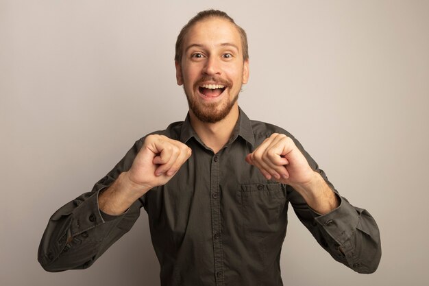 Hombre guapo joven en camisa gris feliz y positivo apuntando a sí mismo