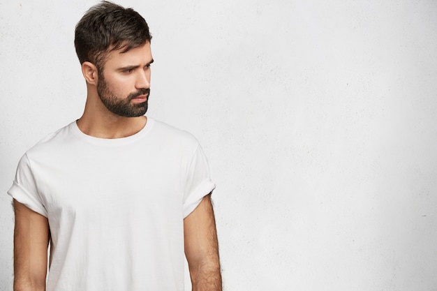 Foto gratuita hombre guapo joven con camiseta blanca