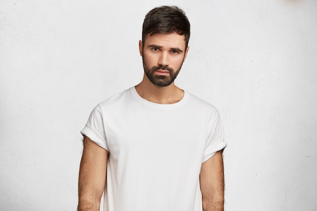 Hombre guapo joven con camiseta blanca