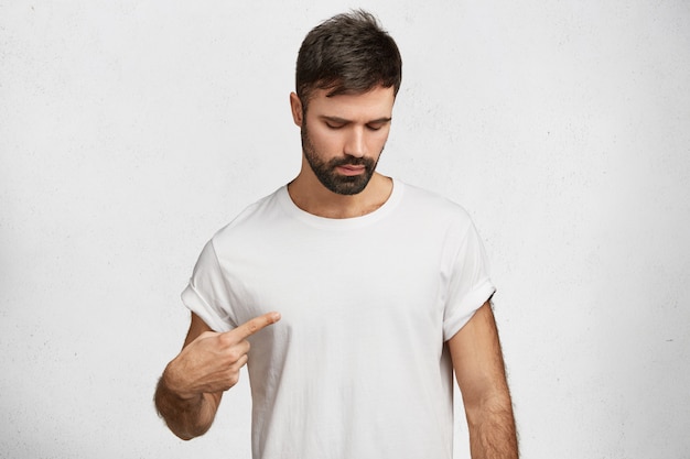 Hombre guapo joven con camiseta blanca