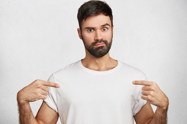 Hombre guapo joven con camiseta blanca