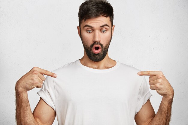 Hombre guapo joven con camiseta blanca