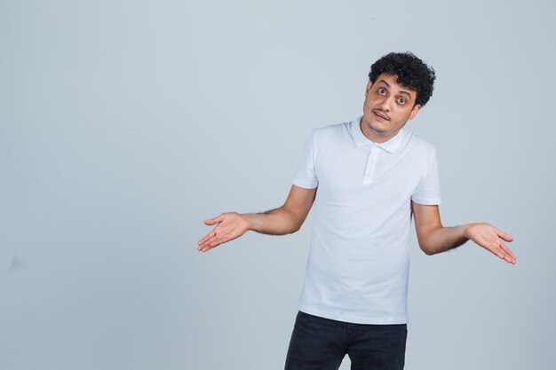 Hombre guapo joven en una camiseta casual