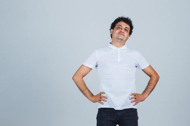 Hombre guapo joven en una camiseta casual