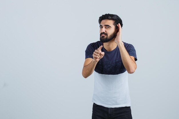 Hombre guapo joven en una camiseta casual