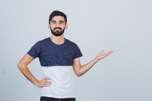 Hombre guapo joven en una camiseta casual