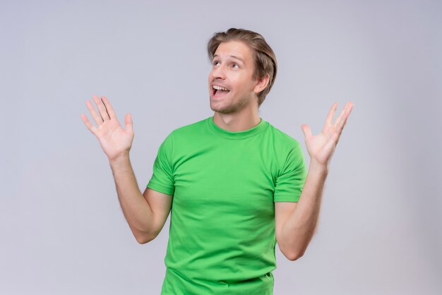 Hombre guapo joven con camiseta verde