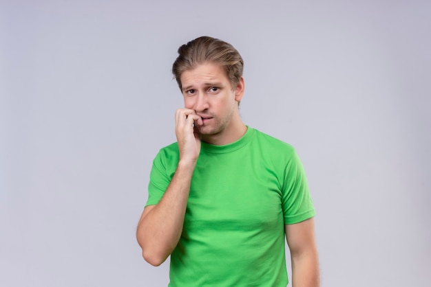 Foto gratuita hombre guapo joven con camiseta verde