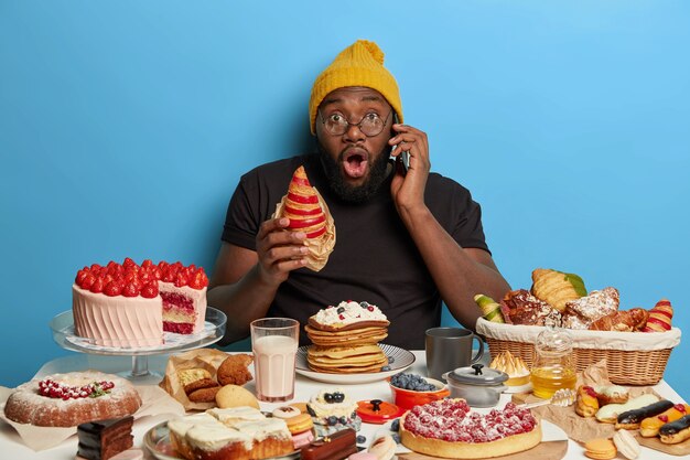 Hombre guapo joven disfrutando de una cena saludable