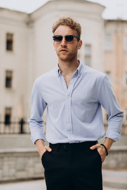 Hombre guapo joven con estilo en traje elegante