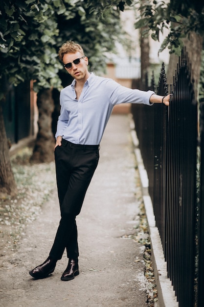 Hombre guapo joven con estilo en traje elegante