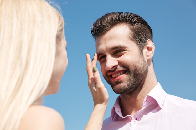 Hombre guapo joven mirando a su mujer