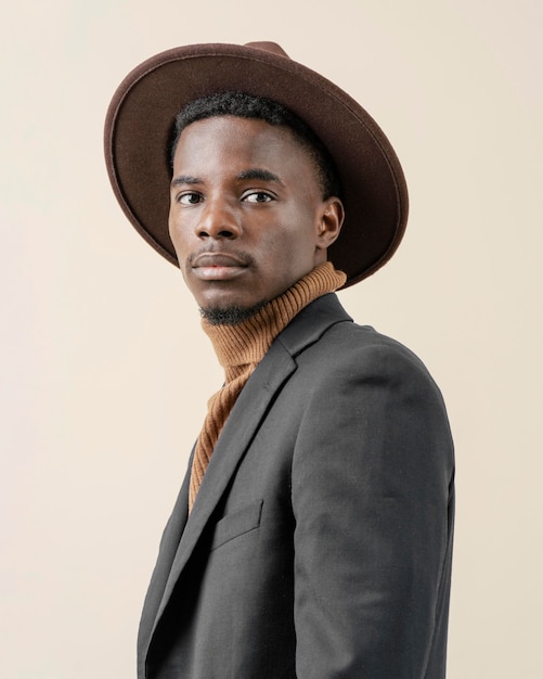 Foto gratuita hombre guapo joven posando con sombrero