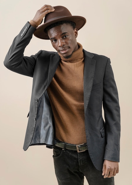 Foto gratuita hombre guapo joven posando con sombrero