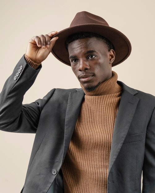 Foto gratuita hombre guapo joven posando con sombrero