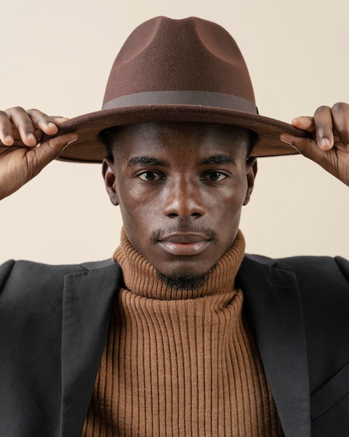 Hombre guapo joven posando con sombrero