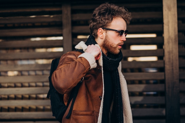 Hombre guapo joven que viaja con bolsa