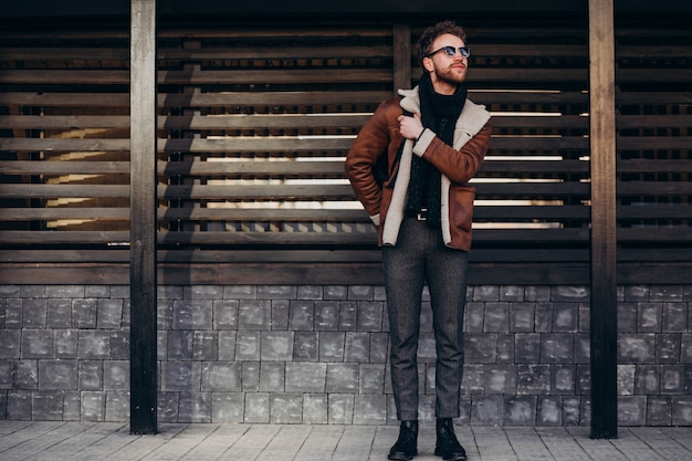 Foto gratuita hombre guapo joven que viaja con bolsa