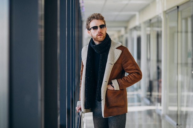 Hombre guapo joven que viaja con bolsa