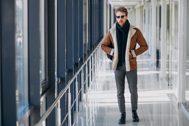 Hombre guapo joven que viaja con bolsa