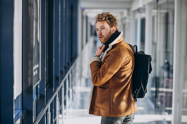 Hombre guapo joven que viaja con bolsa