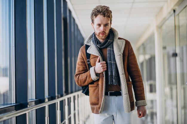 Hombre guapo joven que viaja con bolsa