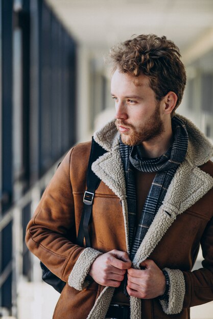 Hombre guapo joven que viaja con bolsa